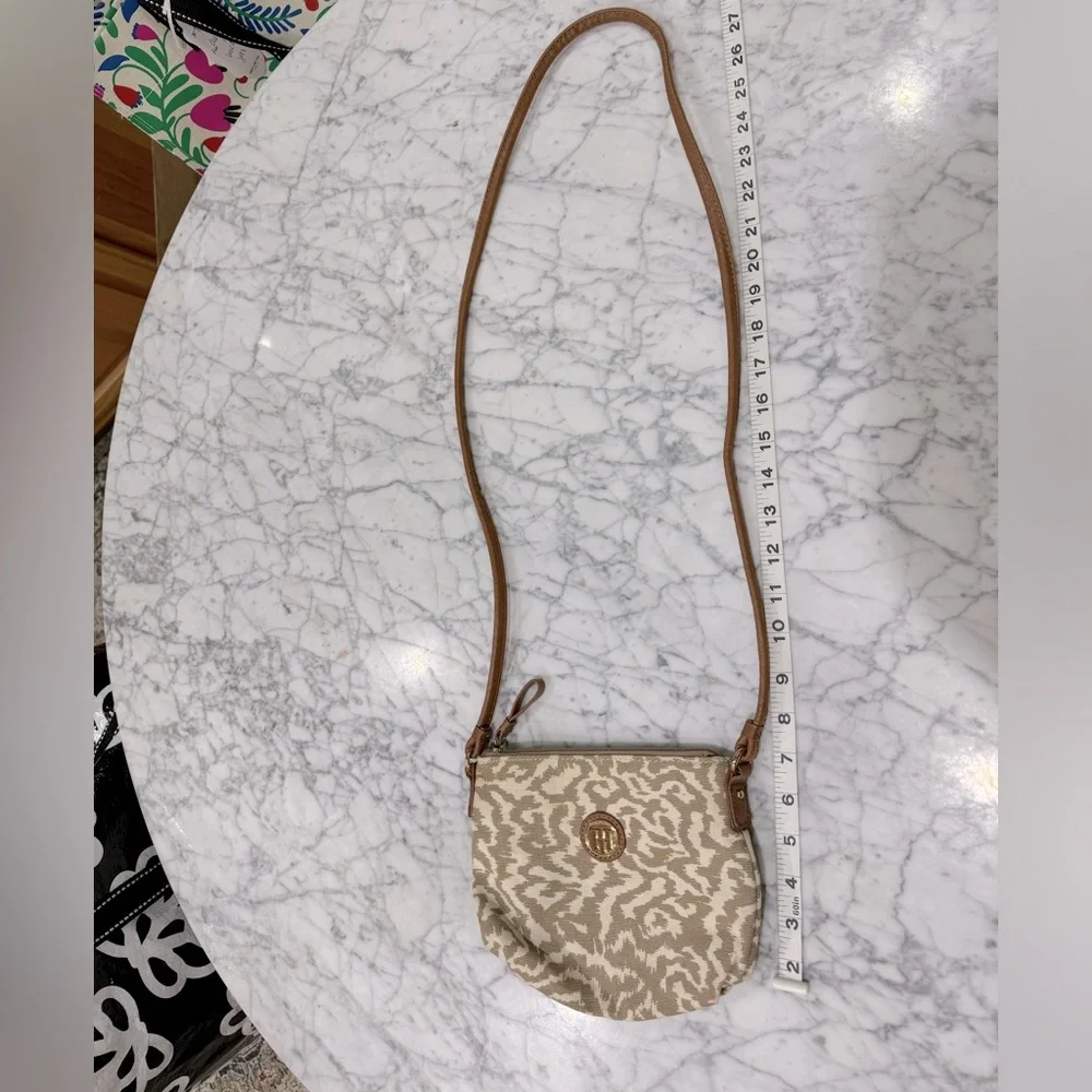 Tommy Hilfiger crossbody in tan and cream with leather strap - Picture 3 of 9